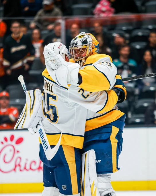 Image of the Kemell congratulating Annunen on his shutout tonight 