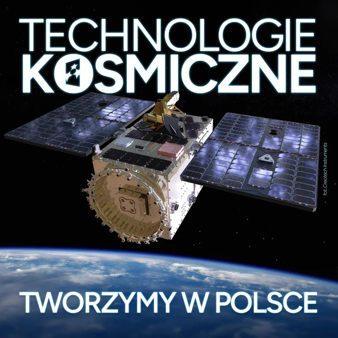 Satelita z rozłożonymi panelami słonecznymi na orbicie okołoziemskiej, na tle Ziemi i kosmosu; napis: „Technologie kosmiczne. Tworzymy w Polsce”