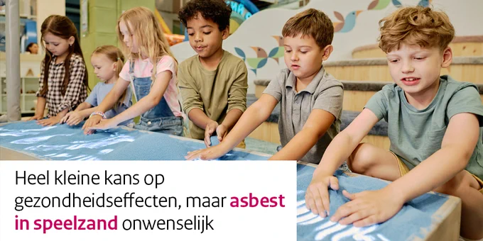 Kinderen spelen samen aan een tafel met  peelzand; onderaan staat de tekst: “Heel kleine kans op gezondheidseffecten, maar asbest in speelzand onwenselijk.”