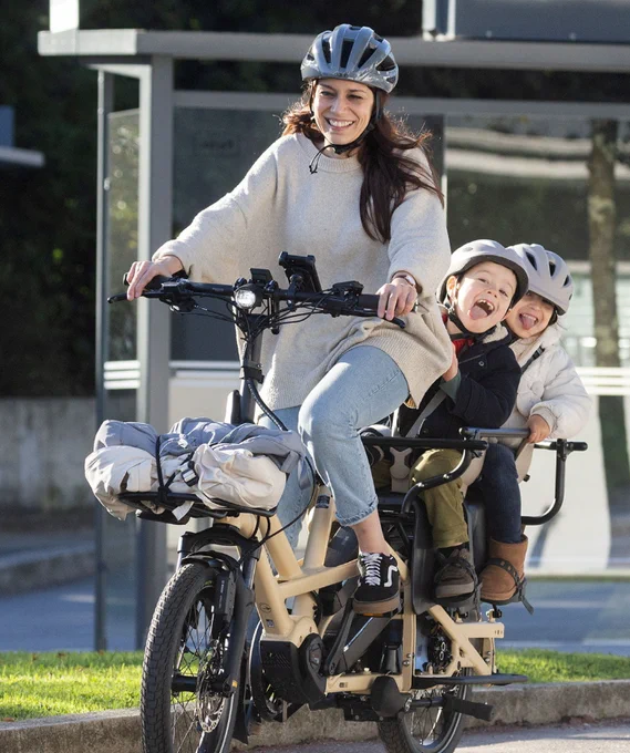 Photo of mother and children on Tern cargo bike