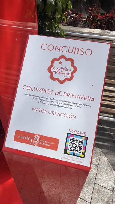 Placa que describe el jardín efímero Columpios de Primavera con el códigos QR accesible de NaviLens