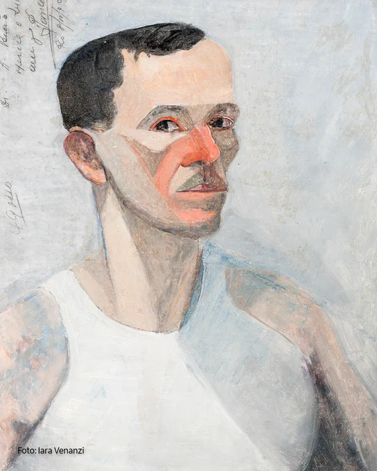 Fotografia da obra “Autorretrato – autorretrato e Marinha”, de José Pancetti, que destaca a figura de um homem branco de cabelos escuros. Ele usa uma regata branca.