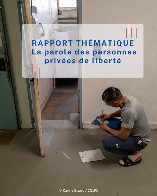 Dans un couloir de maison d’arrêt, un détenu est accroupi devant la porte ouverte d’une cellule. Il est en train d’écrire sur un bout de papier posé sur une pochette cartonnée sur ses genoux. Au sol devant lui se trouve un document administratif (courrier à entête). La phrase “Rapport thématique : La parole des personnes privées de liberté” est incrustée sur la photo (crédit photo Karine Bizard / CGLPL).