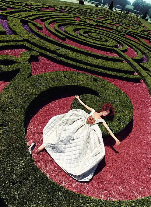 [TR] David LaChapelle, moda, popüler kültür ve toplumsal eleştiriyi bir araya getiren aşırı doygun renk paleti ve sürreal görsel diliyle tanınan Amerikalı bir fotoğrafçıdır. Çalışmaları, abartı, kimlik, maneviyat ve çağdaş yaşamın yapaylığı gibi temaları, titizlikle kurgulanmış sinematik kompozisyonlar aracılığıyla ele alır.

[ENG] David LaChapelle is an American photographer renowned for his hyper-saturated, surreal visual language that merges fashion, pop culture, and social critique. His work often explores themes of excess, identity, spirituality, and the artificiality of contemporary life through highly staged, cinematic compositions.
