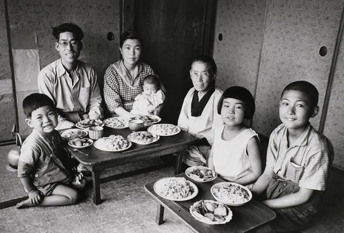影山光洋《小麦の収穫祝い》〈家族の肖像〉より 1946年 ゼラチン・シルバー・プリント 東京都写真美術館蔵