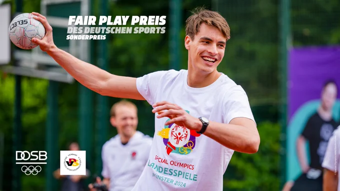 Handballer wirft einen Ball. Er lacht dabei und trägt ein Shirt mit dem Aufdruck "Special Olympics Landesspiele". 
