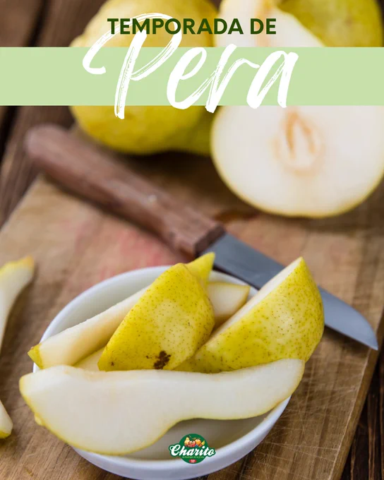 Pera en temporada: rodajas de pera amarilla en un cuenco sobre tabla con cuchillo y pera entera al fondo.