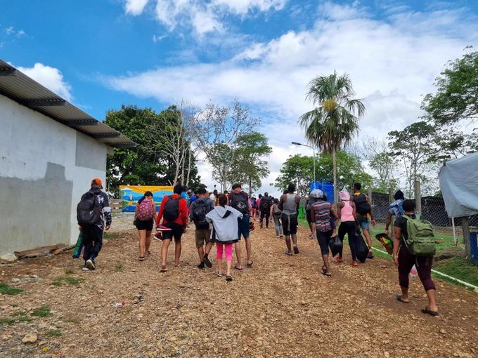 Migrants entering the Lajas Blancas Migratory Reception Station from the Chucunaque River in the Darién National Park. © IOM 2024 / E Viales