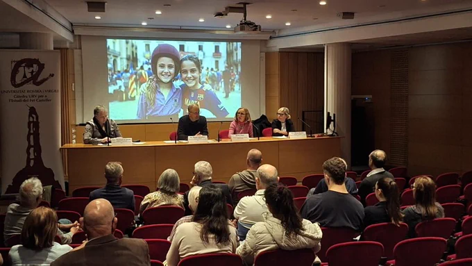 Un moment de la presentació de l’estudi, amb els seus autors i la directora de la Càtedra URV per a l’Estudi del Fet Casteller.