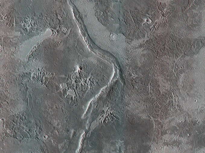 3D imagfe show a long and way inverted channel on the surface of Mars, standing out against flatter terrain. The scene is less than 5 km, or 3 miles, across.