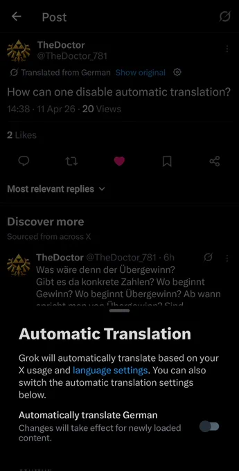 Ein Screenshot der mobilen X-Oberfläche (Twitter), bei dem im unteren Bereich ein Overlay-Menü mit dem Titel „Automatic Translation“ eingeblendet ist. Der begleitende Text erklärt, dass Grok Inhalte basierend auf der App-Nutzung und den Spracheinstellungen übersetzt. Darunter befindet sich ein deaktivierter Schiebeschalter (Toggle) mit der Beschriftung „Automatically translate German“. Im Hintergrund ist ein Beitrag zu sehen, der bereits automatisch vom Deutschen ins Englische übersetzt wurde.