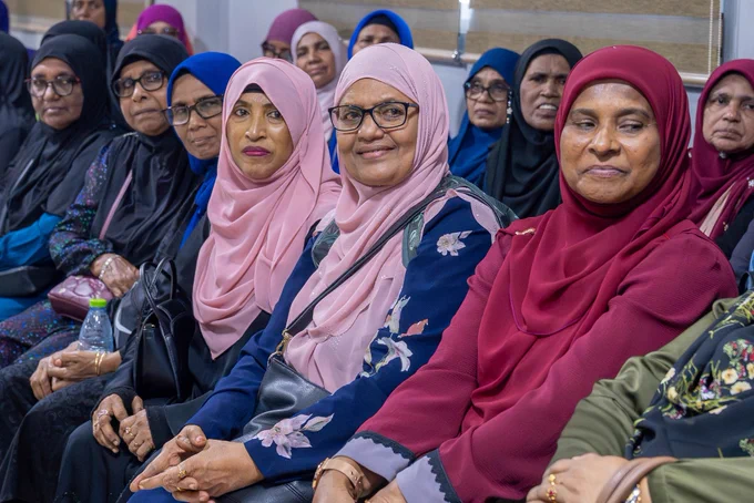 Text in Latin: ‏
Dhuniyeyge sihhathu dhuvahaai gulhigen Isravvehinge Naadhee aai Hulhumale Phase 1 Police Station adhi Hulhumale’ hospital gulhigen ma'uloomaathu session eh hingaifi. 

‏Mi session gai Male’ adhi Hulhumale’ naadheege 76 isravvehin vanee baiverivefai. Mi session gai aanmu saafuthaahirukamaai, hoonun rakkaatherivumaai dhulhaheyo sihhathehgai hurumah samaalukan dheynjehey kanthahthakaa gulhey ma'uloomaathu vanee hissaakurevifai.

Picture: photo of elderly women sitting down and listening to a speaker