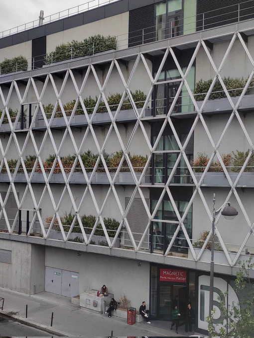 Citation de l'architecte Denis Valode en 2011 au sujet de la façade en partie végétalisée du centre Beaugrenelle rue de l'Ingénieur-Keller #paris15 : Pas un mur végétal, mais de vraies plantes dans de vrais pots, troènes, fusains et aucubas, qui sentent bon le Bassin parisien. photo Patrice Crestey 