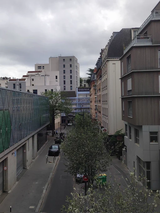 Citation de l'architecte Denis Valode en 2011 au sujet de la façade en partie végétalisée du centre Beaugrenelle rue de l'Ingénieur-Keller #paris15 : Pas un mur végétal, mais de vraies plantes dans de vrais pots, troènes, fusains et aucubas, qui sentent bon le Bassin parisien. photo Patrice Crestey 