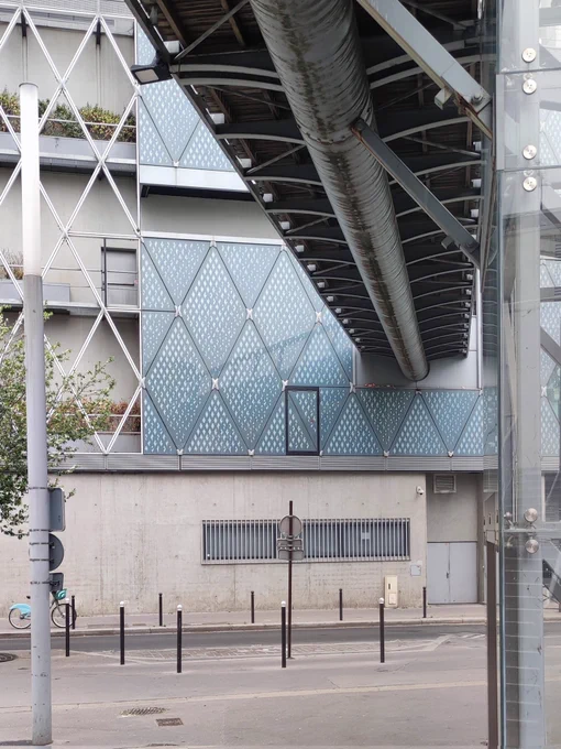 Citation de l'architecte Denis Valode en 2011 au sujet de la façade en partie végétalisée du centre Beaugrenelle rue de l'Ingénieur-Keller #paris15 : Pas un mur végétal, mais de vraies plantes dans de vrais pots, troènes, fusains et aucubas, qui sentent bon le Bassin parisien. photo Patrice Crestey 