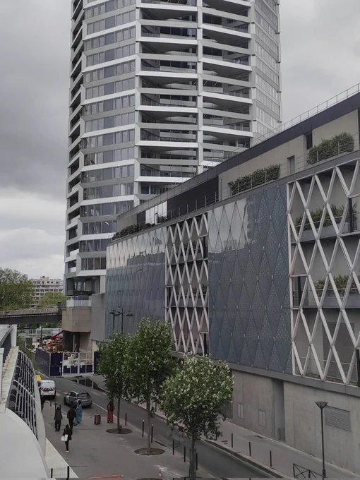 Citation de l'architecte Denis Valode en 2011 au sujet de la façade en partie végétalisée du centre Beaugrenelle rue de l'Ingénieur-Keller #paris15 : Pas un mur végétal, mais de vraies plantes dans de vrais pots, troènes, fusains et aucubas, qui sentent bon le Bassin parisien. photo Patrice Crestey 