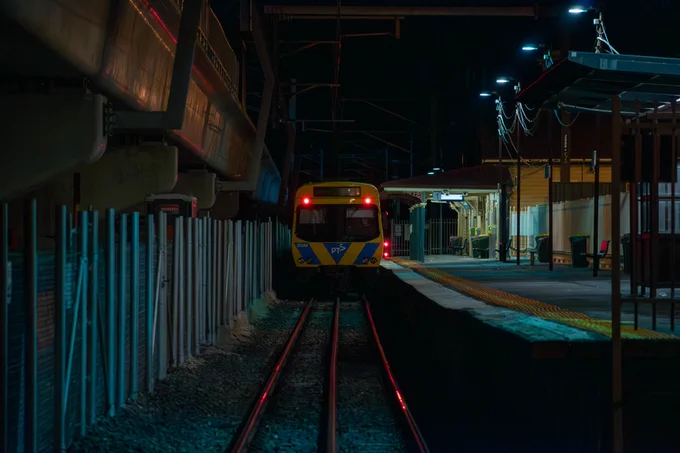Comeng consist with 352M trailing, departs Mordialloc.