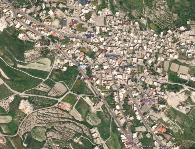Même capture de la carte Apple de Qana, mais en version image satellite. Absence de tous les noms de rue, ainsi que le nom de la ville de 10 000 habitants