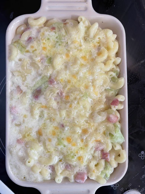 Macaroni cheese with pancetta and leeks in a heat proof dish