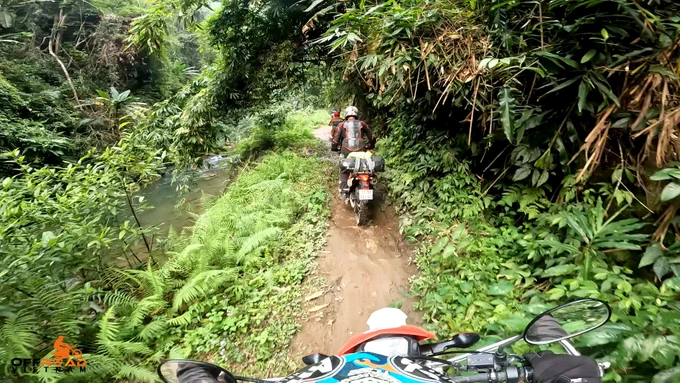 The closer the trail hugged the stream, the more alive everything felt. Let's go! 😎
vietnam, motorbike, motorcycle, motocross, scooter, touring, tours, journey, voyage, adventures, rides, trips, holidays, vacation, travel, holiday, trip, ride, adventure, hire, rental, offroad, fun rides, motorbiking, motorcycling, dirtbike, dual enduro, honda, XR150L, CRF250L, CRF300L, XR250, guided, self guided, offroad vietnam, vietnam offroad, less ridden, quiet corners, vietnam motorbike tours, motorbike tours vietnam, vietnam by motorbike, vietnam motorcycle tours, motorcycle tours vietnam, vietnam by motorcycle, vietnam dirtbike tours, dirtbike tours vietnam, vietnam by dirtbike, roof tracks, reliable bike, village track, untouched places, backroad, rough ride, amazing dirt track, off the beaten track, off the tourist trails, away from tourist path, not for the faint of heart, spirit of riding, distant lands, the rhythm of the wheels, turn routine into adventure, an act of perspective