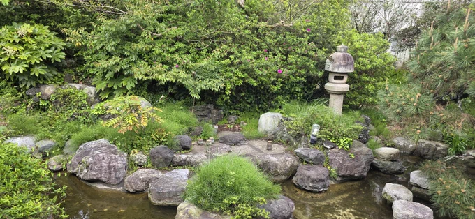 中庭の日本庭園。石灯籠と池のある和の風景