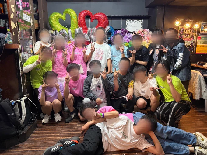北ミントのみなさん
仲良くしてくれてありがとうございました。
年が離れてるのに、こんなに仲良くなれて本当に楽しかった。最初はだれも知らなかったのに、少しずつ名前を知って、繋がってて、いつのまにかお酒飲んでてまた繋がって。
みんなのおかげで、大人になってこんなに楽しい時間を過ごせると思ってなかったです。
わからないことを教えてくれて、ごはんに誘ってくれて助けてくれて優しくしてくれて。

年下ちゃんは子供みたいに可愛い子達ばかりで、世話が焼ける奴もいて慕ってくれて、年上さんは頼りになってたくさん頼らせていただいて。
ライブに行ったら、おはよー！って声かけてくれて、みんながいる場所が大好きでした。
みんながいたから、いつのライブもとても楽しかったです。
本当にみんなに感謝してます。あみちゃんのおかげでたくさんの愉快な仲間たちに出会うことができました。

一人一人にお礼したいけど、大変なことになりそうなのでまた会えた時に言いますね^_^

北海道を飛び越えて、仲良くしてくれたオタクたち、なかなか会えない中でも久しぶりに会ったのにいつも会ってるみたいに楽しく過ごしたね。
推しに会いにきてるポテンシャルがカッコよかった！
一緒にライブで騒いだのもたのしかったよ！
また北海道に来た時は呼んでね！駆けつけるよ！

感謝を言いすぎてなんか最後みたいになってしまってるけど、全然そんなことなくて、これからも一緒にお酒飲んだり、アイスじゃんけんしたり、タコパしたり、ひとつ屋根の下でご飯作ったりわいわいしようね。

あみ推しのみんな
本当によくしてくれてありがとう。助けてくれて教えてくれて仲良くしてくれてありがとう。
みんないい人で、みんなあみちゃんが大好きで個性豊かであみちゃんが素敵だからってのもあるけど、やっぱ兎乃あみを推してるなんてセンスあるよね✨
絶対にまた集まろうね。大感謝！