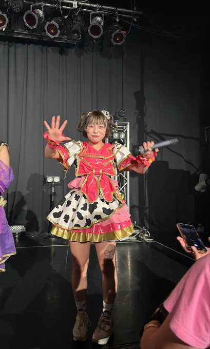 あみちゃんってノーマルカメラなのにこんなにキラキラでかわいくてすごい。大好きなアイドル。

めいどりーみんくらいから本格的にあみ推しになって約1年ちょっと。みんなより遅かったけどあみ推しとして生存し始めて今日まで過ごしてきました。

札幌の地下アイドルの現場に初めて行ったのが2024.10.16のうぇいうぇいでした。
地下アイドルのことを全然知らなくてルールやMASHHALLの場所さえ知らなくて、それなのにアイドルがたくさんいたし、オタクもたくさんいてなんかみんな仲良さそうで楽しそうにしてたことを覚えてます。

そんななかで、タトゥー入ってるアイドルいる！タトゥー入ってるアイドルこんなところに存在するんだ！と衝撃を受けたのが兎乃あみちゃんでした。

おいら自身にタトゥーがあるので、それだけで親近感があって、この子のことを知りたいと思うようになりました。

謎のこだわりがあって、初めましてが遅くなってしまったことを今でも後悔しています。笑
めいどりーみんくらいから本格的に通い始めて、たくさん話したね。
おいはなし下手だから話題なんて出せなかったけど、あみちゃんは前から何気ないツイートもたくさんいいねくれて、知ってくれていろんな話をしてくれたよね。アイドルに自分のことを知ってもらえるなんて当初のおいらは思えなくて、言葉に言い表せないほど嬉しかった。

たくさん楽しかったね。辛いこともあったのにいつもステージでキラキラ輝いてて、おいらを見つけてくれて幸せな時間をくれてありがとう。

あみ推しみんなのこと大切にしてくれてありがとう。

あみちゃんが素敵なアイドルだから、いろんなところであみ推しが褒められてその1人でいられてよかったです。

スノフレ、1番をくれてありがとう。
死ぬまで忘れられない大切な歌になったよ。
ほかの歌もあみちゃんが歌ってるところ、レスをくれたところ全部全部大切な思い出です。

兎乃あみのアイドル人生にあむたんを入れてくれて受け入れてくれて本当にありがとう。
あみちゃんの青春にわたしの青春も混ぜてくれてありがとう。

絶対幸せになってね。
世界一の推しメン兎乃あみちゃへ