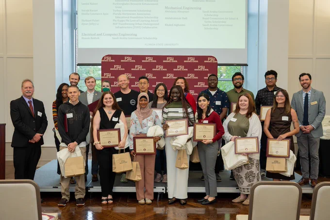 Group photo of the awardees. 