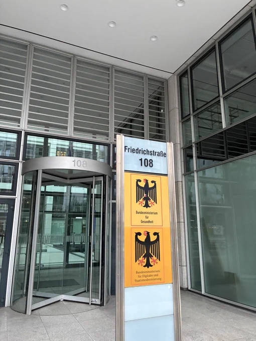Neuer Hauptsitz des Bundesministerium für Digitales und Staatsmodernisierung (BMDS) in der Berliner Friedrichstrasse 108 mit Wappen.