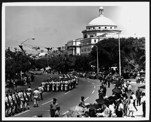 Desfile militar durante parada de celebración del 25 de julio frente al Capitolio.

https://upr.contentdm.oclc.org/digital/collection/ELM4068/id/1738/rec/5