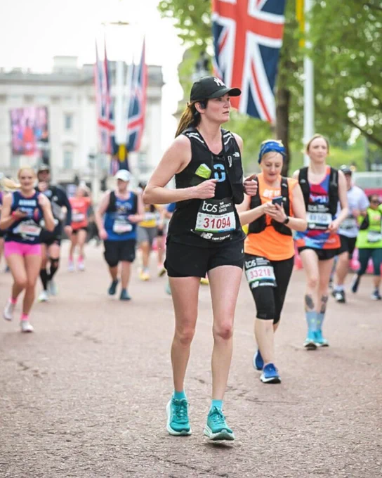 UKPN runner taking part in the London Marathon, in front of Buckingham Palace.