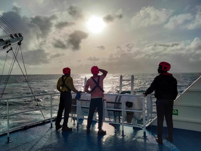 Sur un thonier senneur français en Océan indien, des matelots africains guettent la récupération d'une balise. Mon équipe de sécurité pendant ce temps scrute l'horizon en cas d'approche de navire suspect...