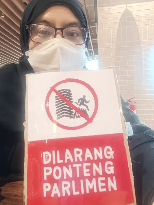 Me posing with dilarang ponteng parlimen poster 