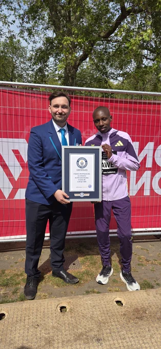 Sabastian sawe poses next to a Guinness World Records adjudicator 