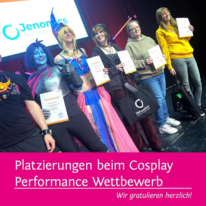 Eine Gruppe an fünf glücklichen Cosplayer:innen die mit einem Lächeln ihre Preise und Urkunden der Kamera 