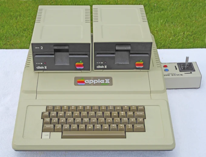 Apple Ii Plus  64k, 2 Floppy Drives, Joy Stick, Not Tv, Tested Read Desc