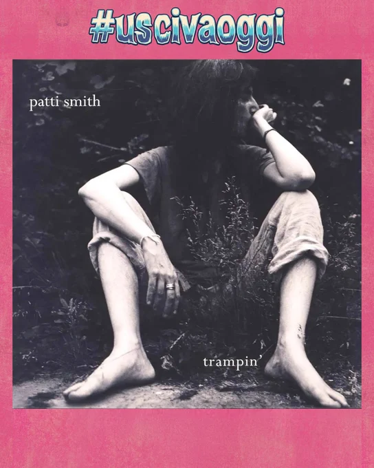 Copertina di  Trampin' di Patti Smith, con una foto di lei seduta per terra, tra le piante e foglie, in maglia e pantaloni, scalza con la testa girata di lato e la mano sulla bocca
