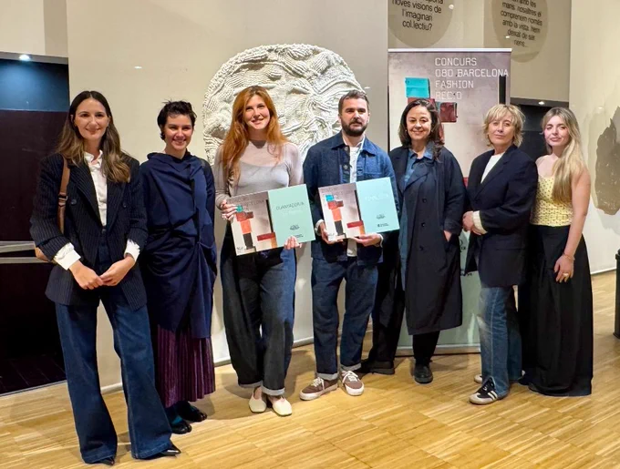 La guanyadora i els finalistes amb la project manager de la 080 Barcelona Fashion.