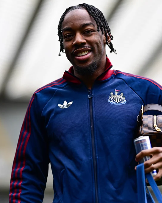 Anthony Elanga smiling for the camera as he arrives at St. James' Park ahead of a matchday