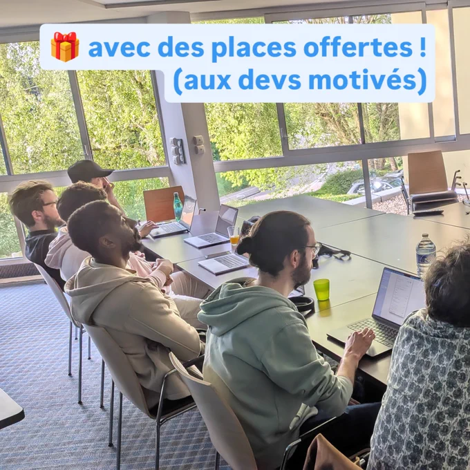 On voit 6 développeurs qui suivent la formation avec le message "🎁 des places offertes aux devs motivés !"
