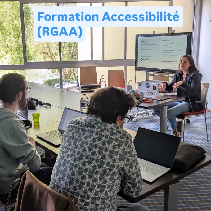Formation accessibilité (RGAA). On voit Julie qui présente l'accessibilité devant des développeurs