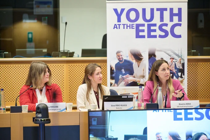 From left to right: Sophia Wiegand, very first EESC Youth delegate to COP, Elena Pérz Velasco, moderator, and Nicoletta Merlo EESC Youth Group President. 
