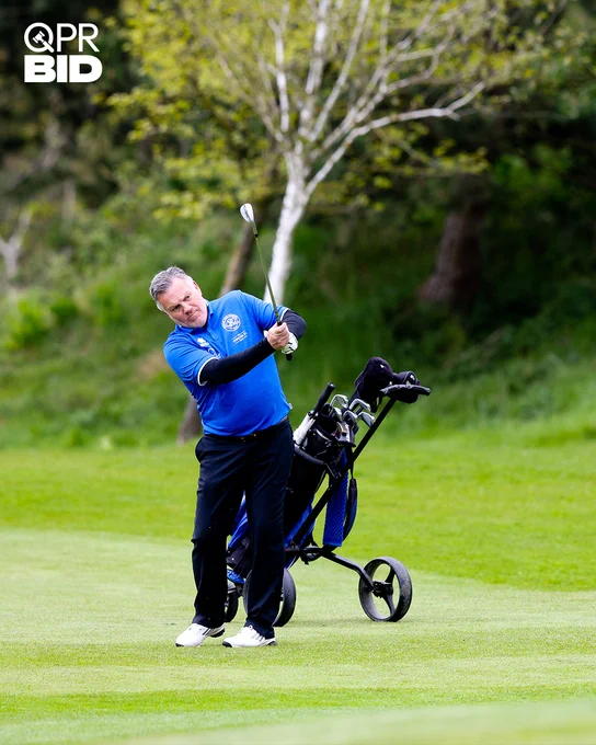 QPR club ambassador Andy Sinton playing golf.