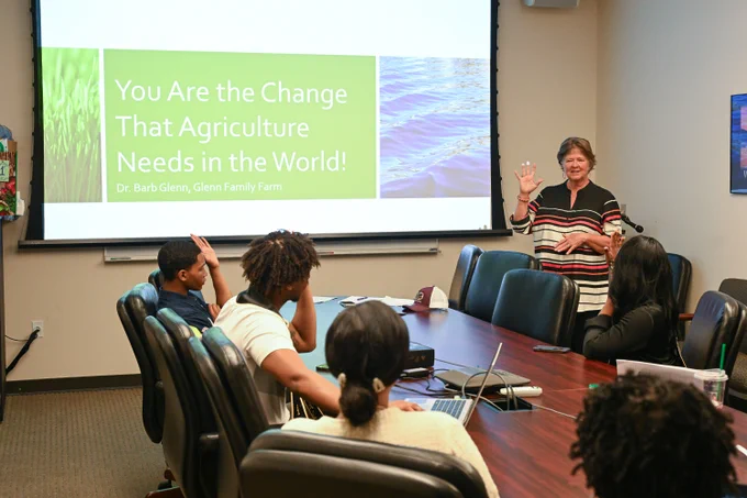 Dr. Barb Glenn speaks to the UMES Chapter of MANRRS.