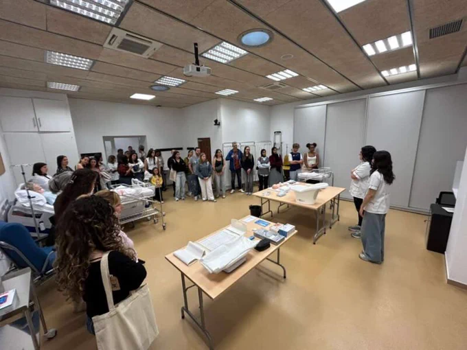 Alumnat de secundària i acompanyants visiten una aula d’infermeria a la seu de Vilafranca.