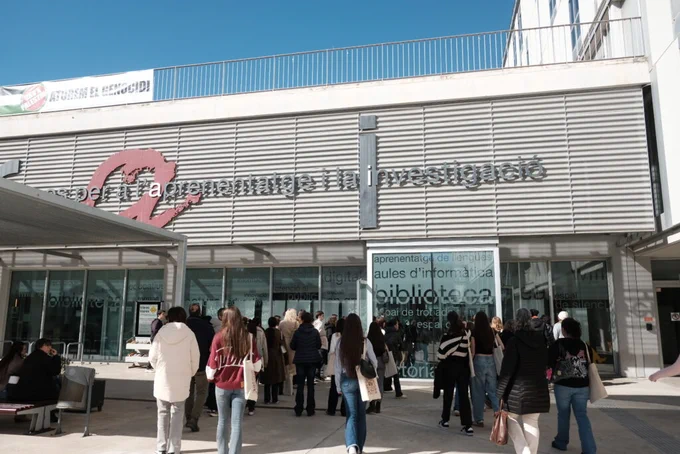 Visitants a punt d’entrar al CRAI del campus Catalunya.