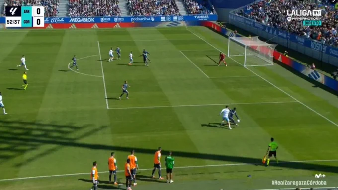 Acción que suponía la segunda amarilla para Vilarrasa en el Real Zaragoza-Córdoba CF con 0-0 en el marcador.