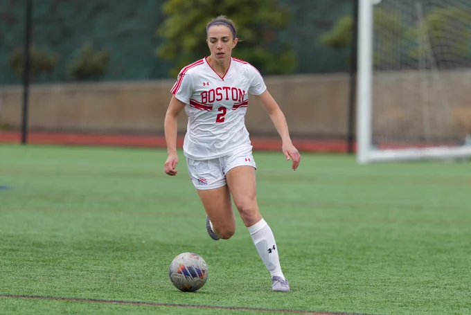 Lauren Duke dribbling the ball