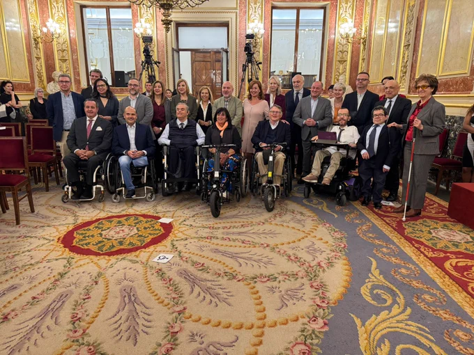 Foto de familia acto de presentación medidas de accesibilidad congreso