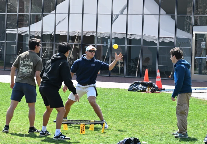 Students playing Spikeball on the Kresge Oval.
